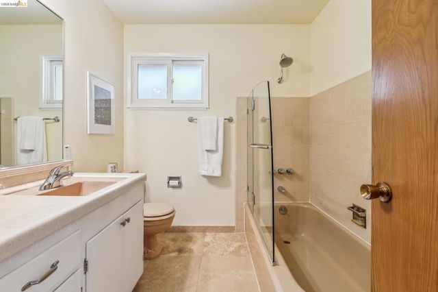7200 Saroni Dr, Oakland, CA 94611