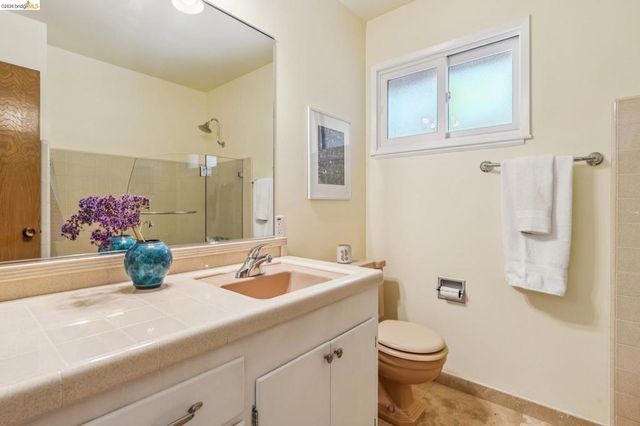 7200 Saroni Dr, Oakland, CA 94611