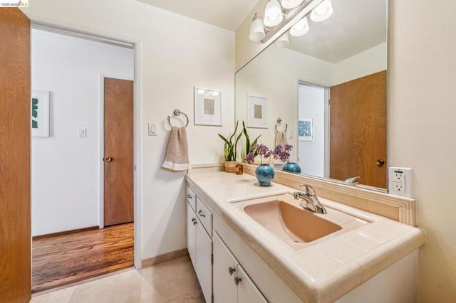 7200 Saroni Dr, Oakland, CA 94611