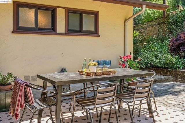 7200 Saroni Dr, Oakland, CA 94611