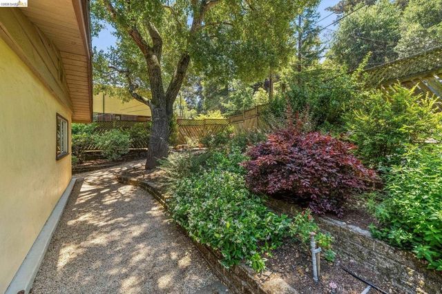 7200 Saroni Dr, Oakland, CA 94611