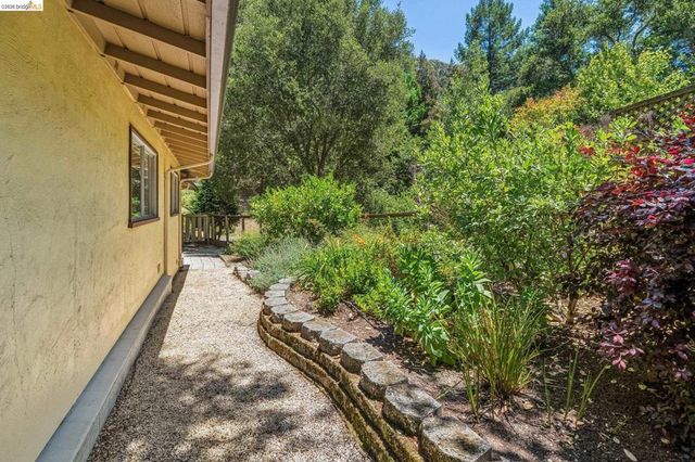 7200 Saroni Dr, Oakland, CA 94611
