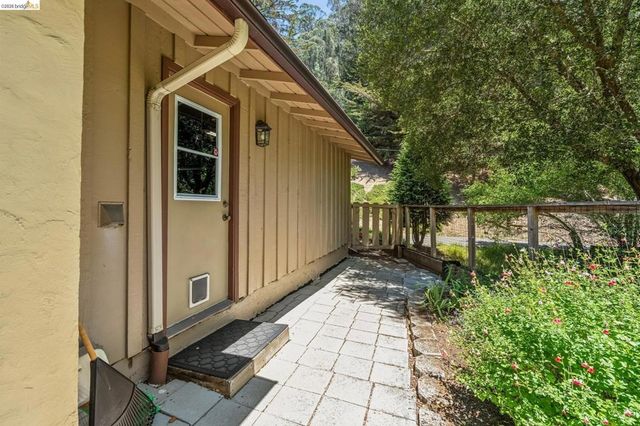 7200 Saroni Dr, Oakland, CA 94611