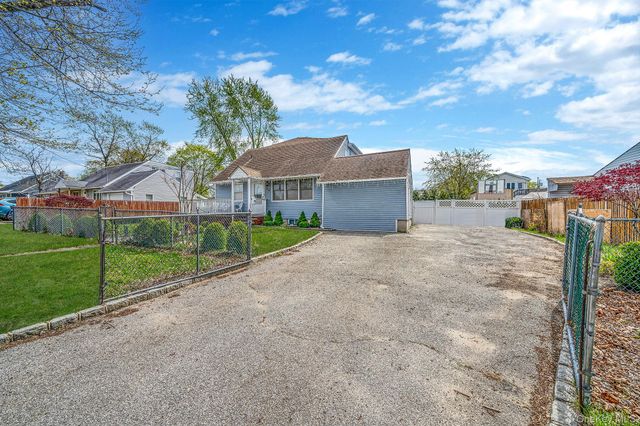 34 E Beech Street, Central Islip, NY 11722