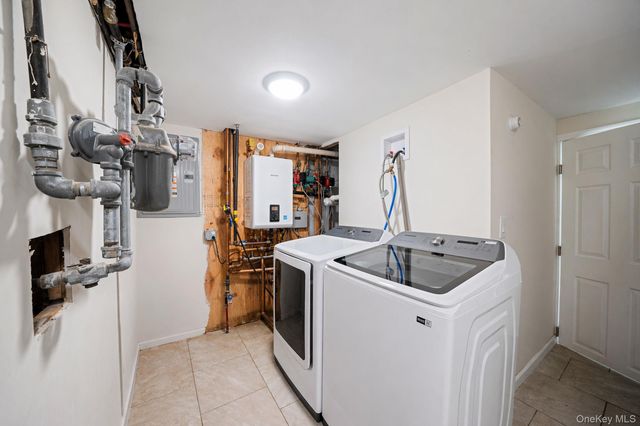 34 E Beech Street, Central Islip, NY 11722