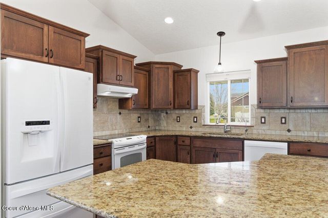 8703 N Courcelles Pkwy, Hayden, ID 83835