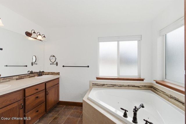 8703 N Courcelles Pkwy, Hayden, ID 83835