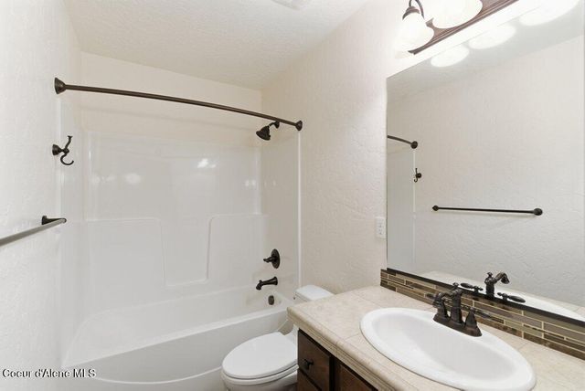 8703 N Courcelles Pkwy, Hayden, ID 83835