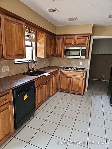 1118 NW 74th St, Lawton, OK 73505