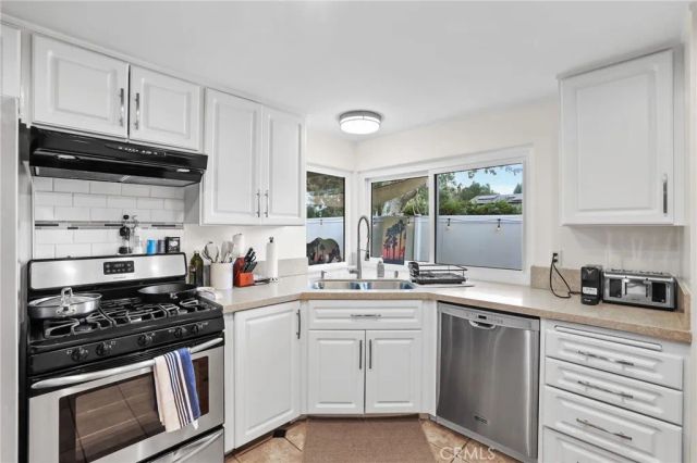 936 Hollow Brook, Costa Mesa, CA 92626