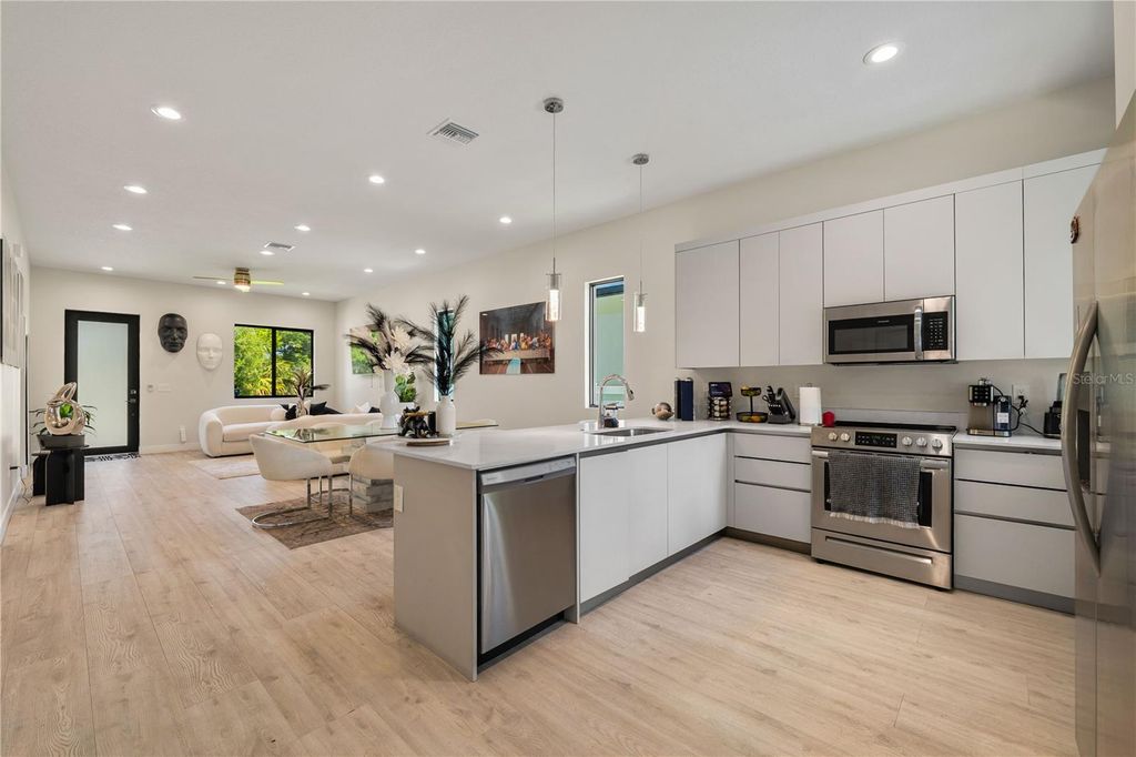 Image 4 of property listing at 404 E SEWARD STREET, Tampa, FL 33604