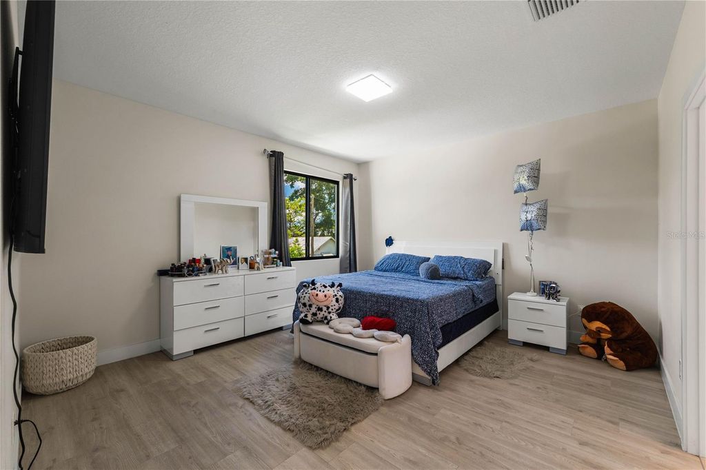 Image 8 of property listing at 404 E SEWARD STREET, Tampa, FL 33604