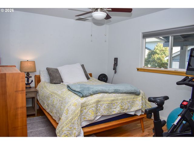 794 N KEENE WAY Dr, Medford, OR 97504