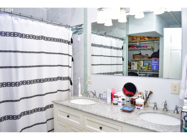 794 N KEENE WAY Dr, Medford, OR 97504