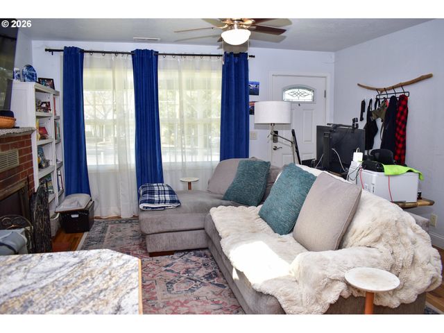 794 N KEENE WAY Dr, Medford, OR 97504