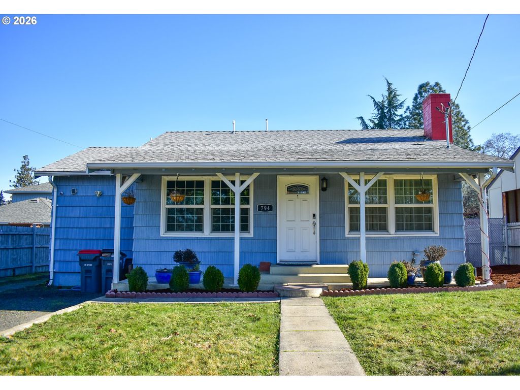 794 N KEENE WAY Dr, Medford, OR 97504