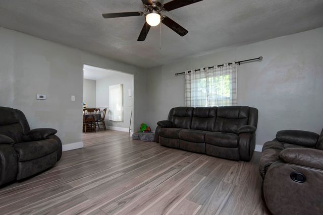 1526 E Whiteside Street, Springfield, MO 65804