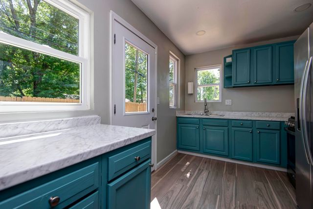 1526 E Whiteside Street, Springfield, MO 65804