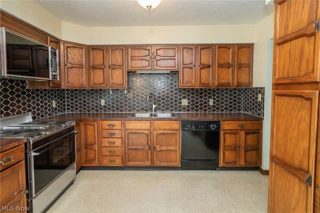 2421 Fairview Road, Uniontown, OH 44685