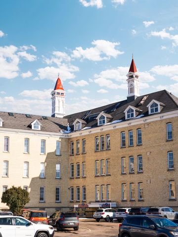 800 Cottageview Drive, Traverse City, MI 49684