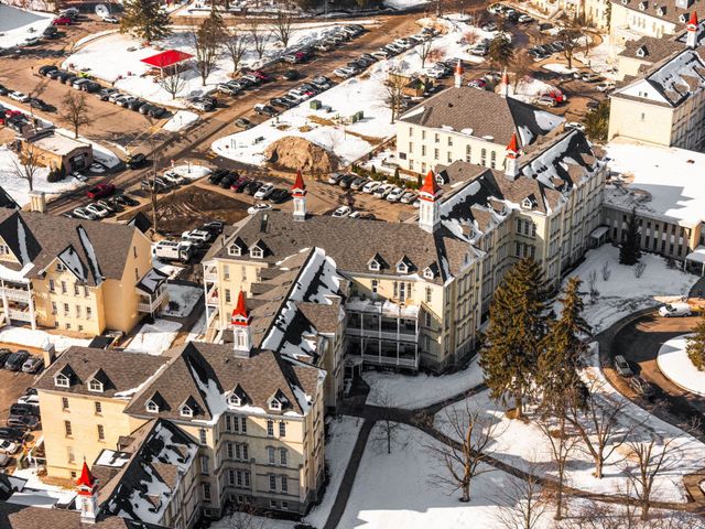 800 Cottageview Drive, Traverse City, MI 49684