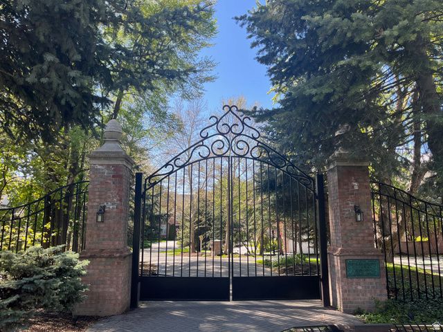 2051 E NORMANDYWOODS CT, Holladay, UT 84117