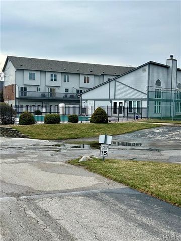 4605 Sherman Park Drive 13E, St Charles, MO 63303