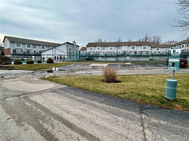 4605 Sherman Park Drive 13E, St Charles, MO 63303