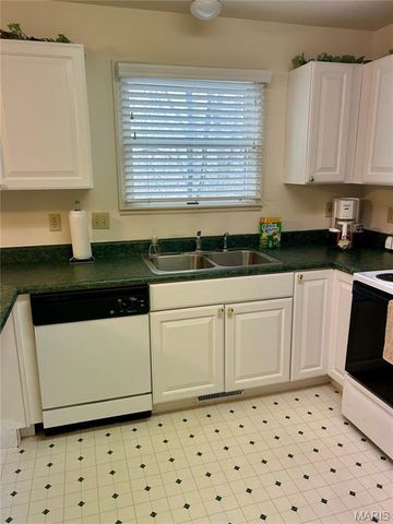 4605 Sherman Park Drive 13E, St Charles, MO 63303