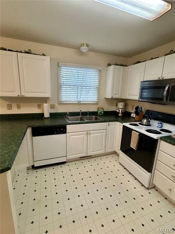 4605 Sherman Park Drive 13E, St Charles, MO 63303