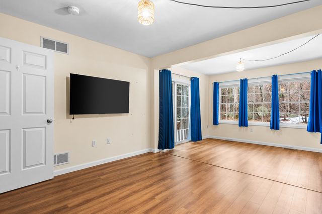 20 Lincoln Drive, Londonderry, NH 03053