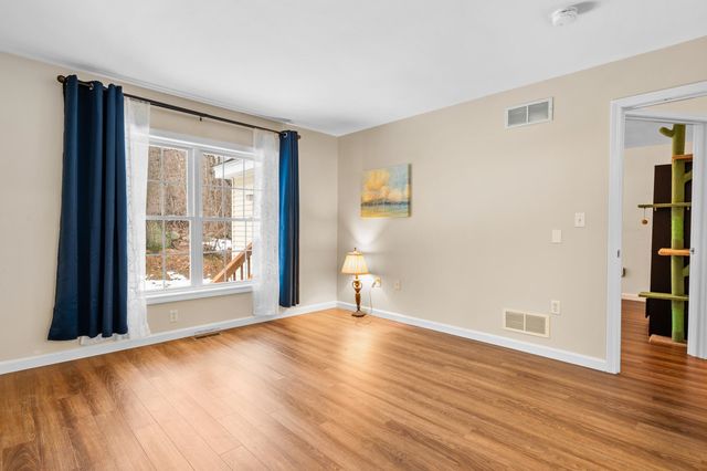 20 Lincoln Drive, Londonderry, NH 03053