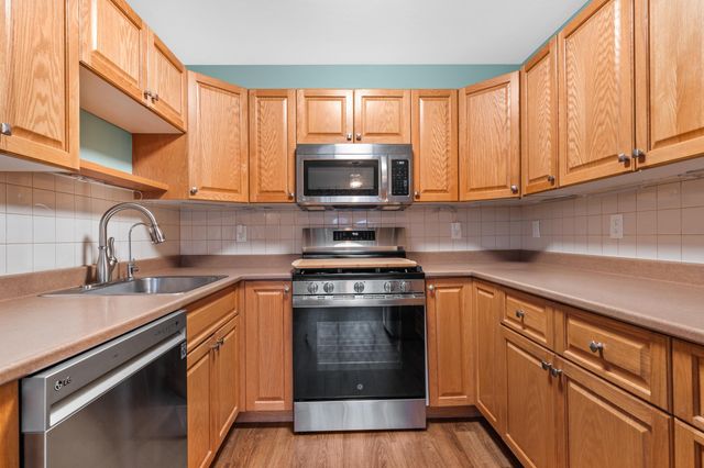 20 Lincoln Drive, Londonderry, NH 03053