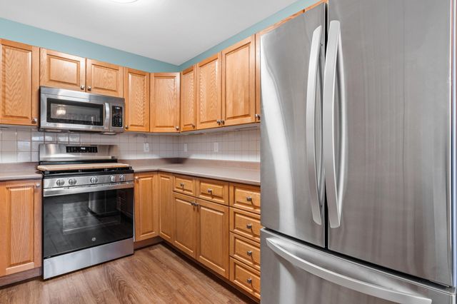 20 Lincoln Drive, Londonderry, NH 03053