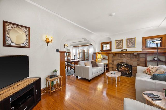 2546 S Howell AVENUE, Milwaukee, WI 53207