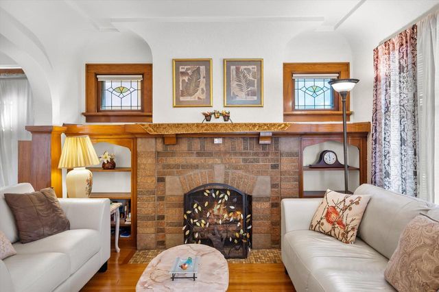 2546 S Howell AVENUE, Milwaukee, WI 53207