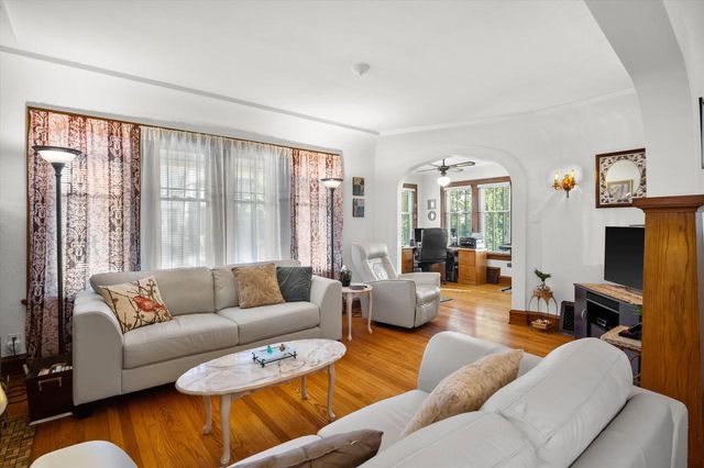 2546 S Howell AVENUE, Milwaukee, WI 53207