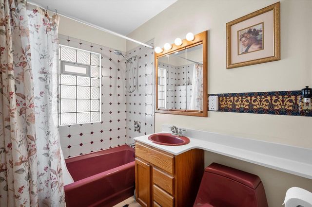 2546 S Howell AVENUE, Milwaukee, WI 53207