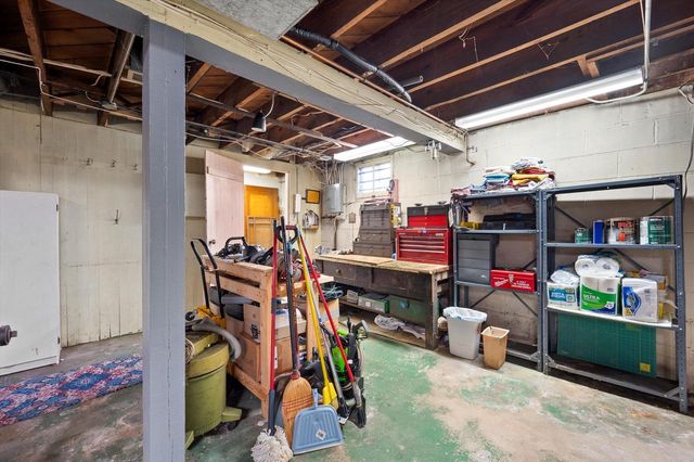 2546 S Howell AVENUE, Milwaukee, WI 53207