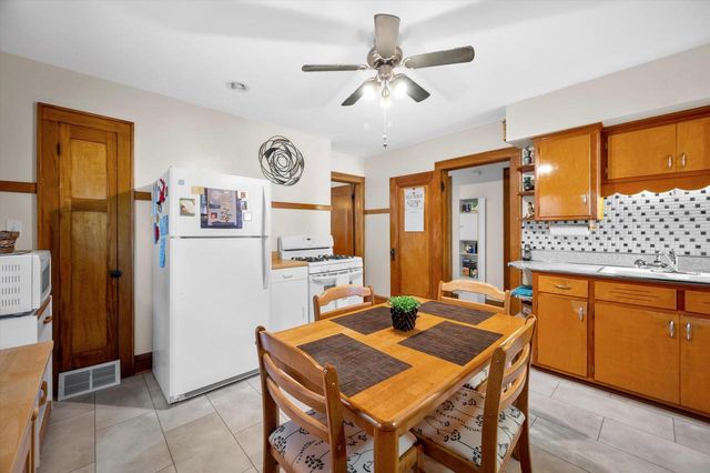 2546 S Howell AVENUE, Milwaukee, WI 53207