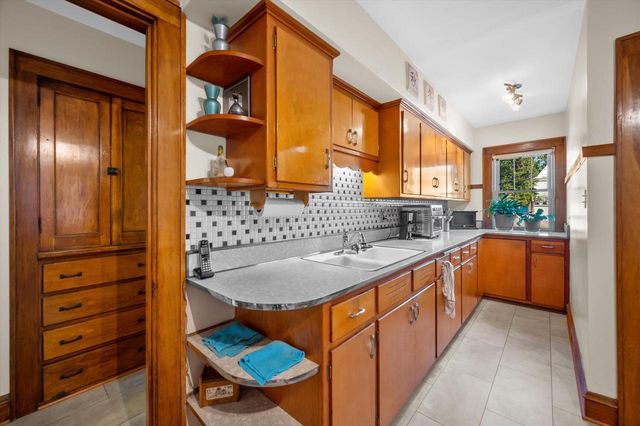 2546 S Howell AVENUE, Milwaukee, WI 53207