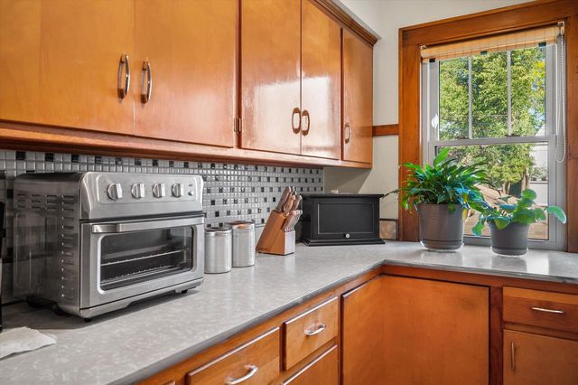 2546 S Howell AVENUE, Milwaukee, WI 53207