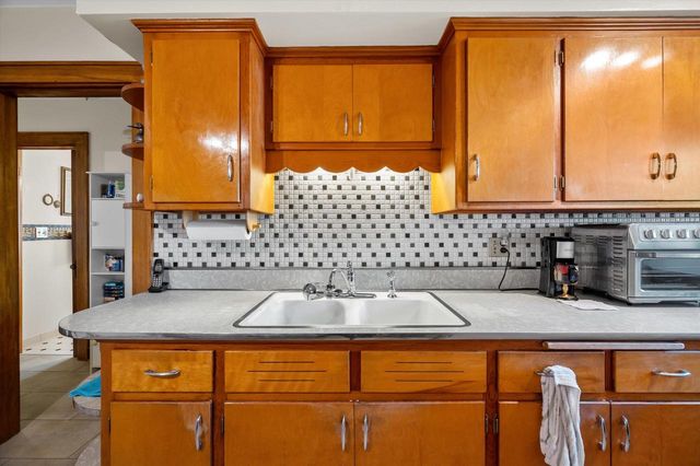 2546 S Howell AVENUE, Milwaukee, WI 53207