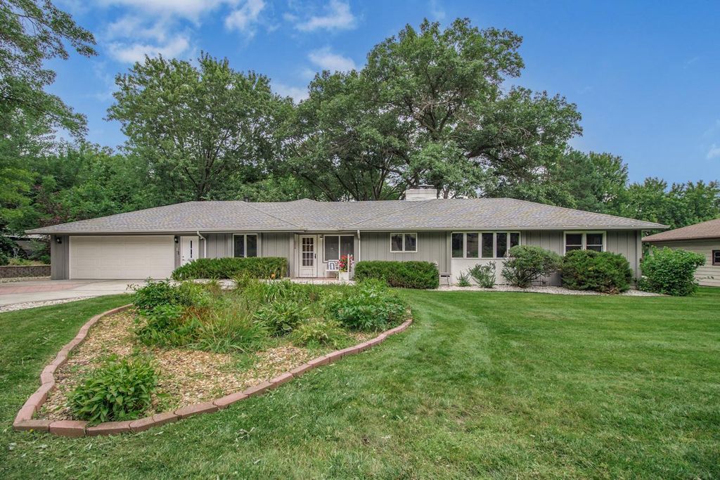 2426 Gilbert Lane, South Saint Paul, MN 55075