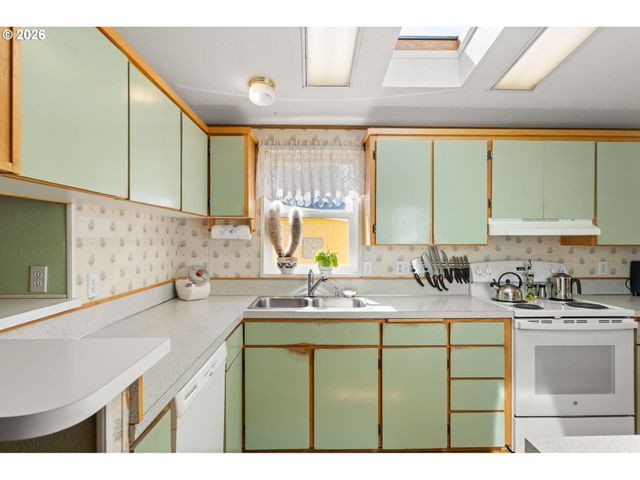 1196 37TH St, Springfield, OR 97478