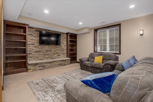 1406 S Sugar Creek Court, West Des Moines, IA 50266