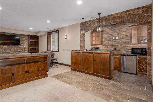 1406 S Sugar Creek Court, West Des Moines, IA 50266