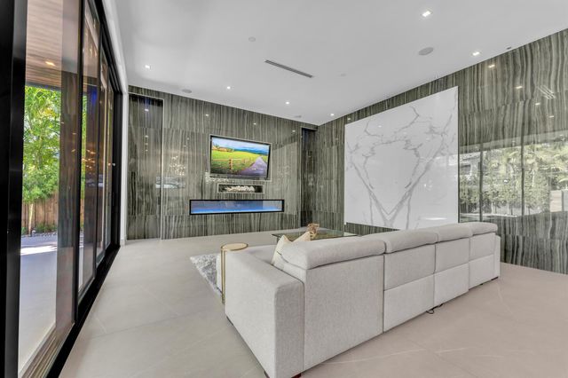 2401 NE 13th Street, Fort Lauderdale, FL 33304