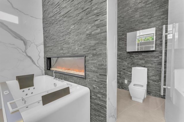 2401 NE 13th Street, Fort Lauderdale, FL 33304