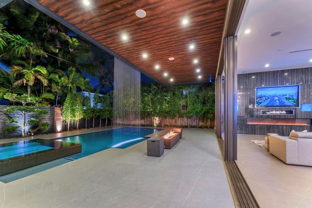 2401 NE 13th Street, Fort Lauderdale, FL 33304